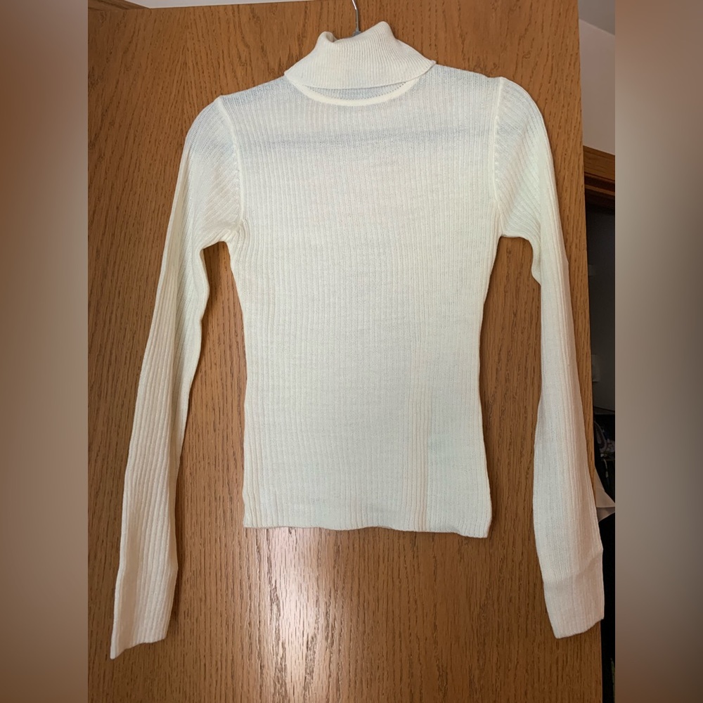 Cream turtle neck thin sweater